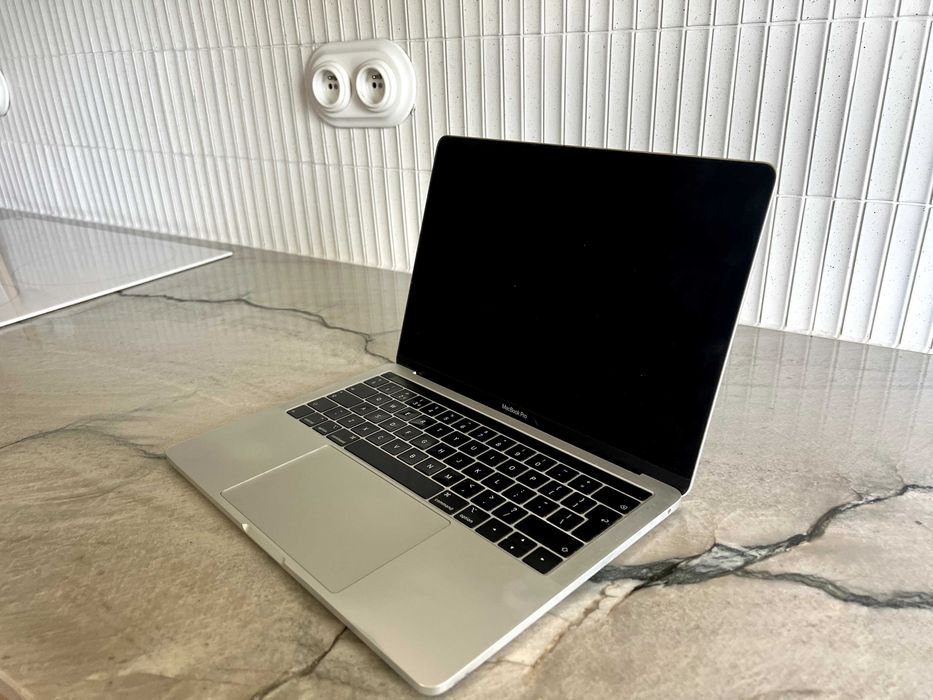 MacBook Pro (13-inch, 2019, Two Thunderbolt 3 ports)