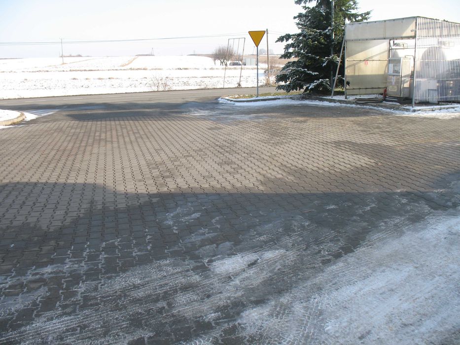 Działka przy stacji paliw.