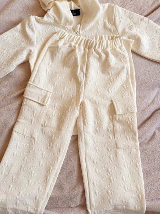 Стильний костюм від Fendi дитячий 150 см