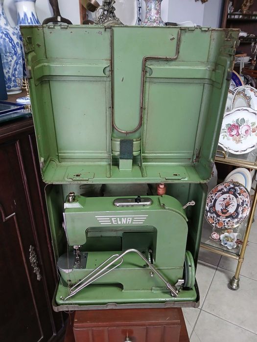 Antiga maquina de costura de fabrico Suiço