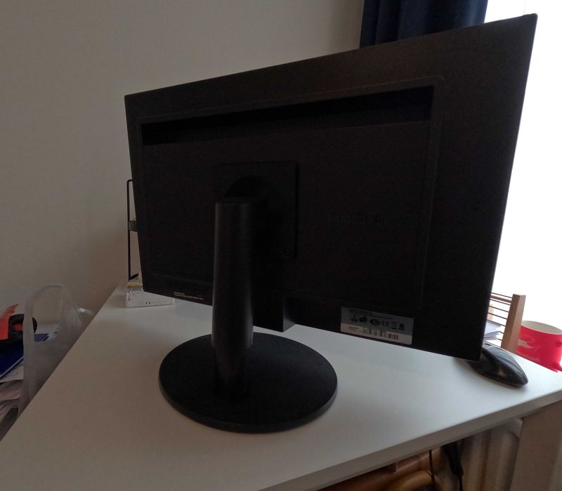 Монітор Samsung S24B420BW 24" LED з плівкою 3м від строніх поглядів.