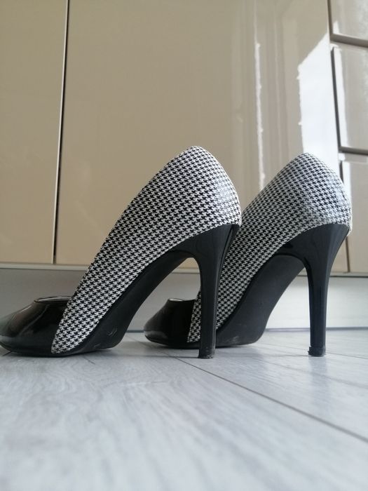 Buty na obcasie biało-czarne
