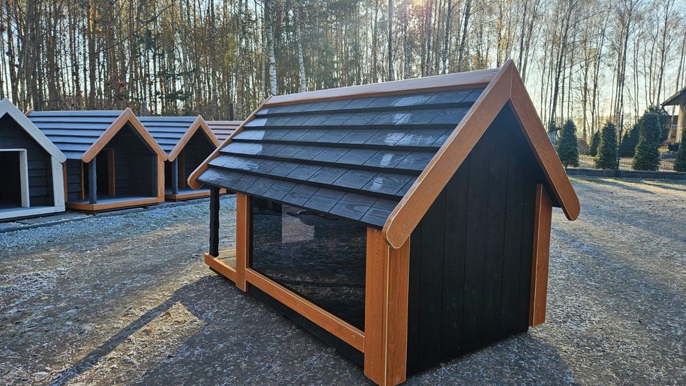 Buda dla owczarka z oknem i miskami