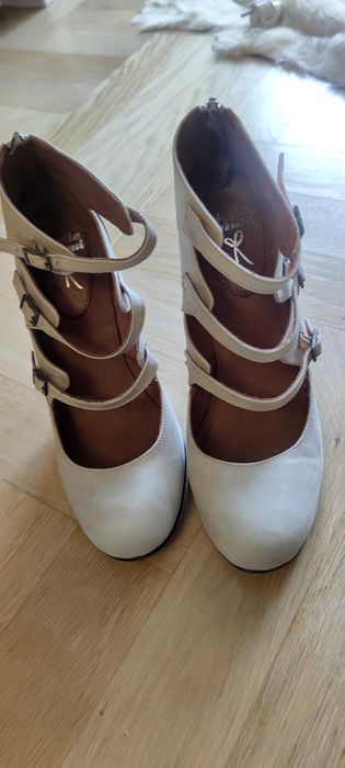 Jasne skórzane szpilki zapianane na paski 39