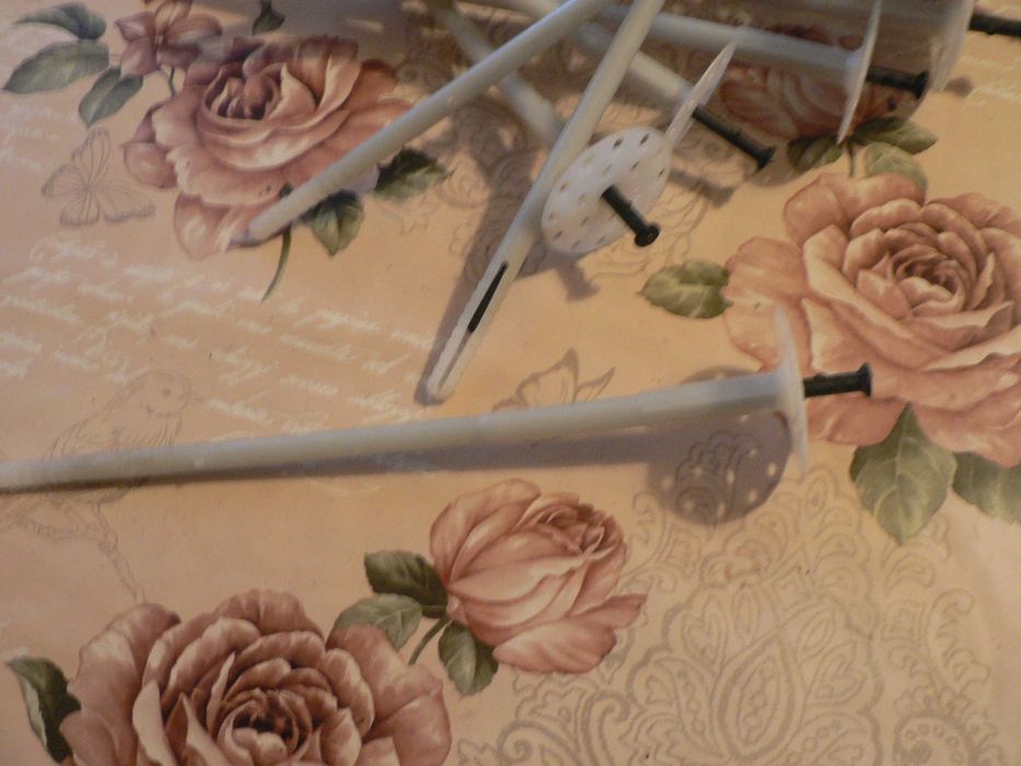 Kołek do styropianu 10x300mm  84 szt .