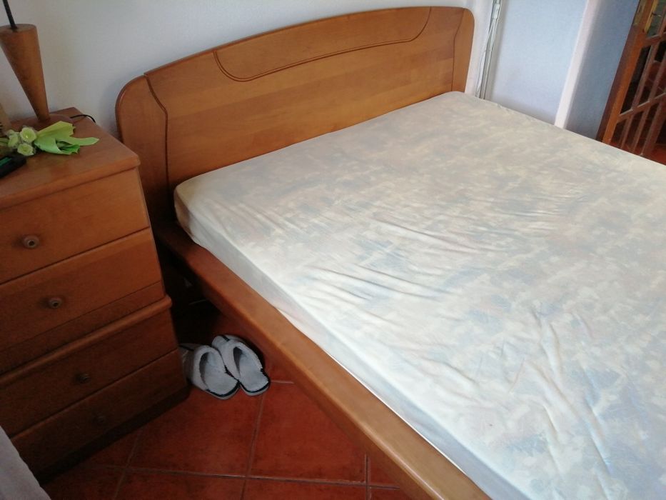 Mesa clássica, em MOGNO Maciço. Extensível, + 6 cadeiras. Bom estado.