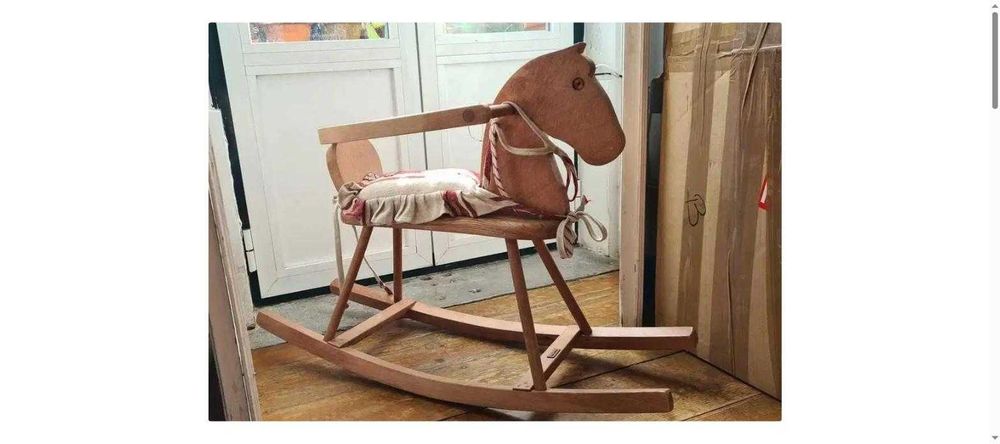 Cavalo de baloiço em madeira