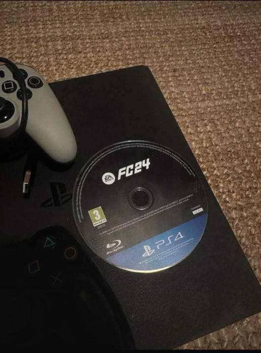 Playstation 4 com 2 controles e fc24