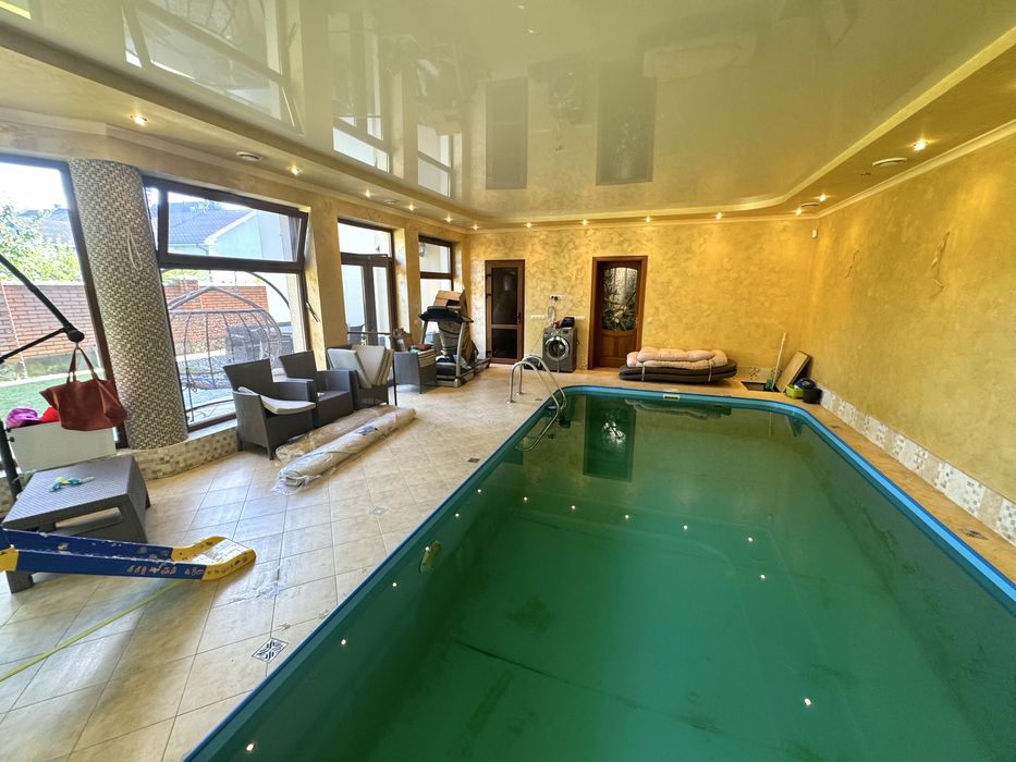 Сучасний будинок з закритим басейном