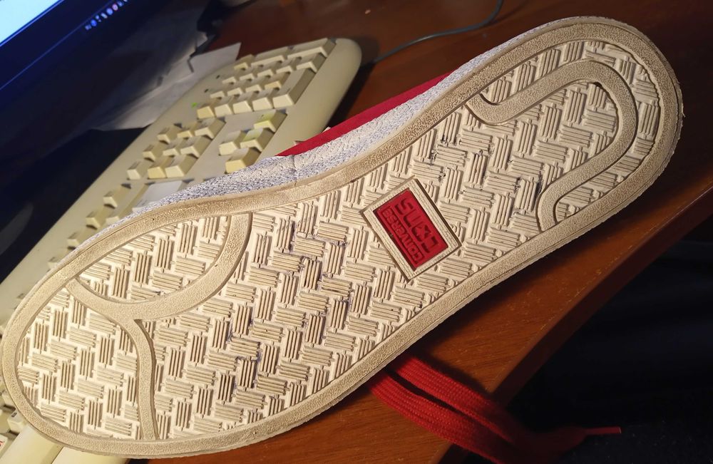 Кроссовки Converse красные, новые, оригинал. Верх - натуральная замша.