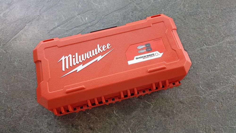 2 pudełka na akcesoria i bity Milwaukee