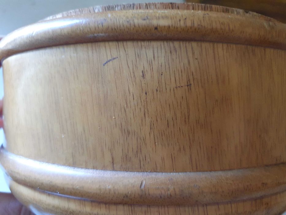 Caixa de Madeira com arabescos  23cm diâmetro/ 16cm de altura