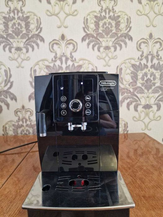 Кавомашина автоматична Delonghi ECAM 23.260.B в чудовому стані