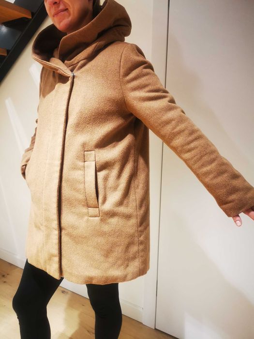 Krótki płaszcz z wełną w literę A z kapturem