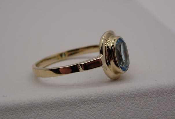 Złoty pierścionek z naturalnym topazem R.22