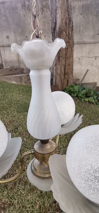 Belíssimo candeeiro aplicação ao teto, estrutura em latão e vidro em f