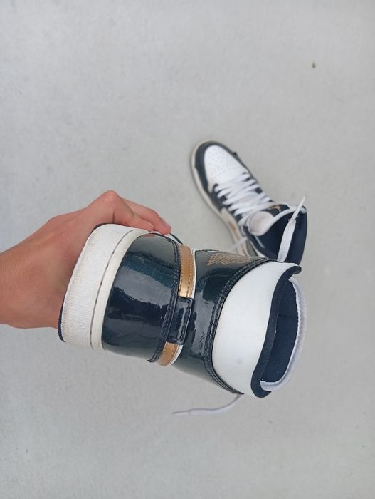 Vendo sapatilhas Nike Air Jordan 1 Mid SE Black/White/Gold. Tamanho 42.5