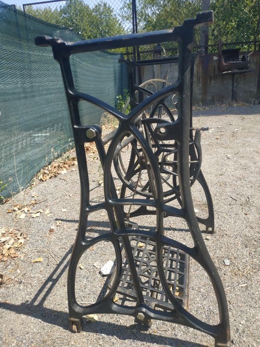 Станина швейной машины, чугунная.подставка под мангал.колун,дровокол