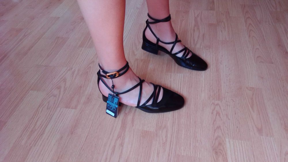 Sapatos/ Sandálias pretos com tacão  em pele 
Massimo Dutti  39
Novos