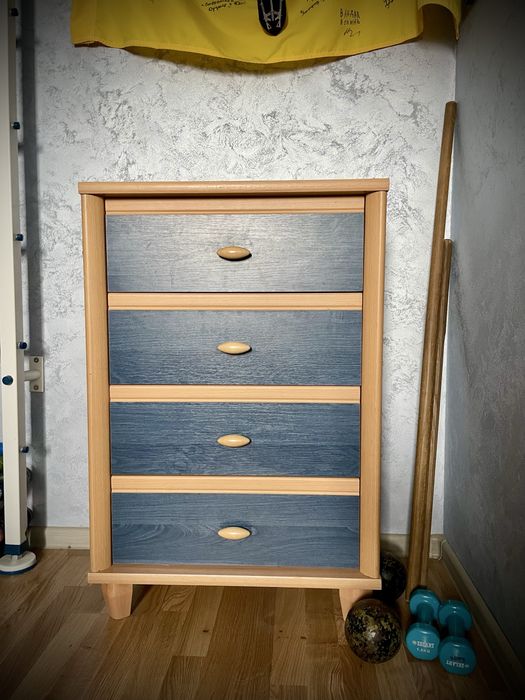 Меблі дитячоі кімнати стіл/комоди