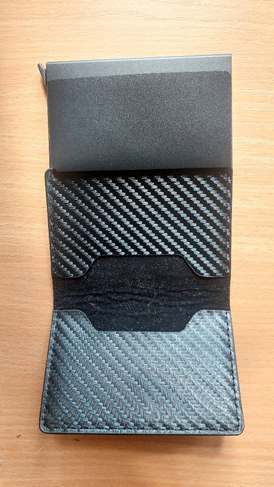 Магнитный автоматический зажим для банковских карт