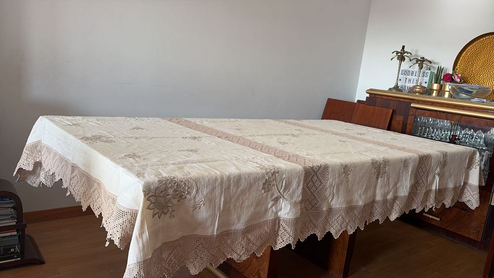 Toalha de linho grande, bordada e com crochet