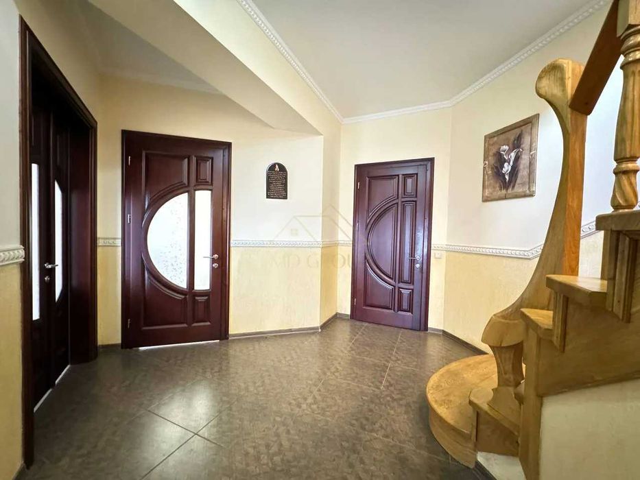 Продається великий будинок з ремонтом і сауною, в Драгомирчанах.