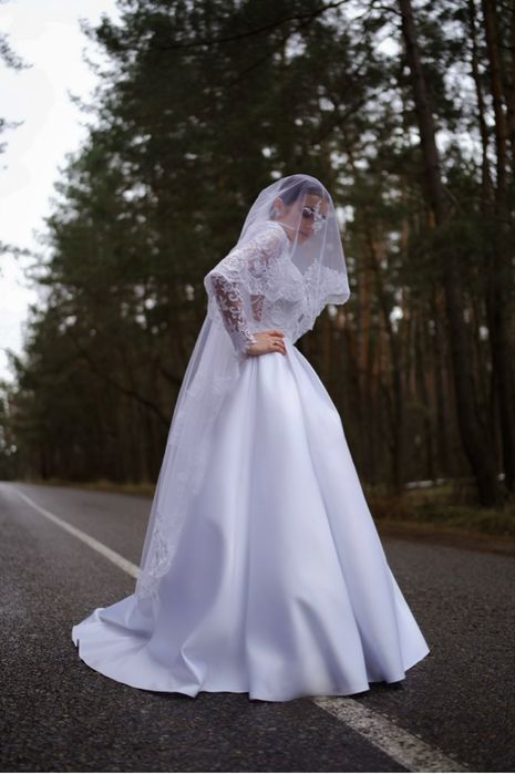 Гарна весільна сукня