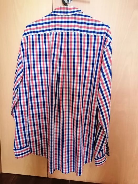 Camisa com quadrados azul e vermelho