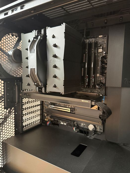 Stacja robocza AI — Ryzen 9 9950X • RTX PRO 4000 Blackwell 24 GB ECC • 64 GB DDR5-6000 • 4 TB NVMe • zbudowana 08/2026, gwarancje