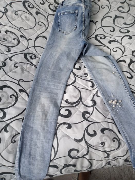 Piękne jeansy z perełkami z przodu 34/36