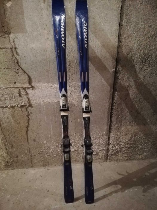 Narty Atomic Kneissl Black Star o długości 176cm.