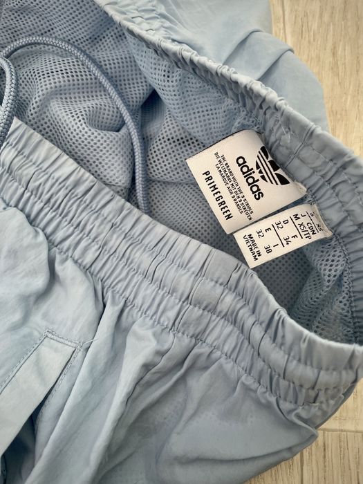 Addidas - jasno niebieskie spodnie ze lekkiego materiału