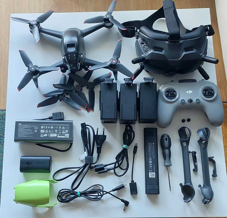 DJI FPV combo + (3 baterie, HUB, arm braces) - wylatane tylko 2h20min