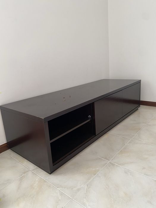 Movel tv baixo Wengué com portas de correr 1,80m