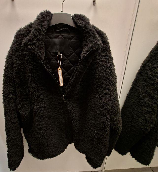 Нова куртка зі штучного хутра skims