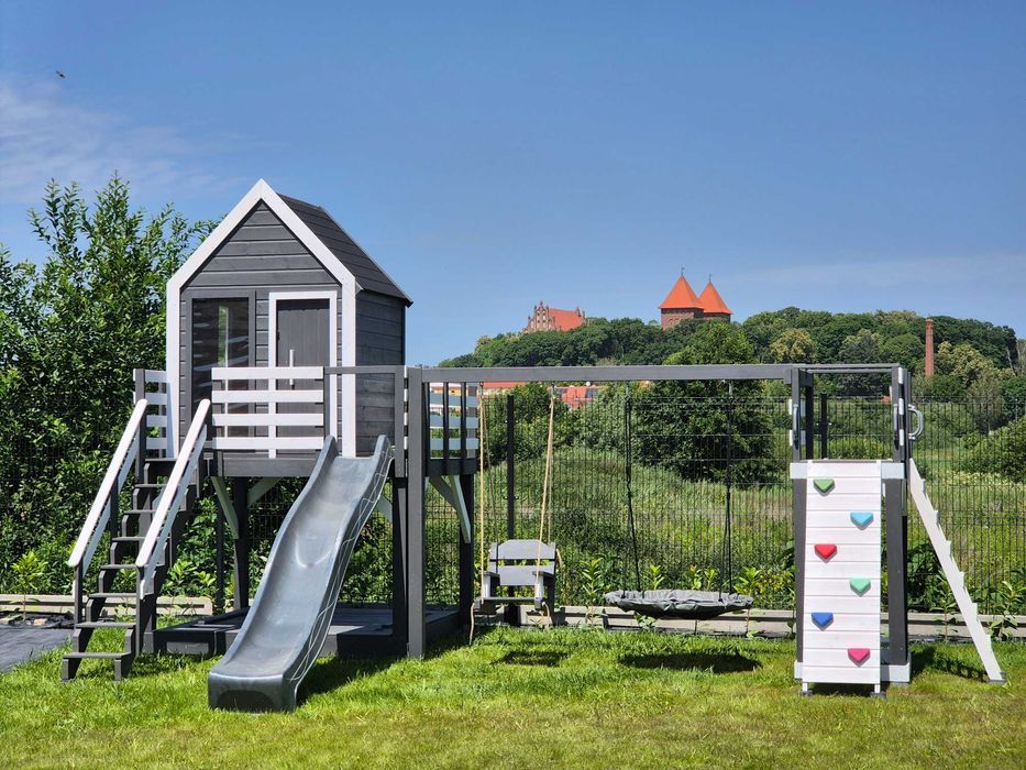 Plac zabaw Stodoła z dużym podestem, wieżą i huśtawkami