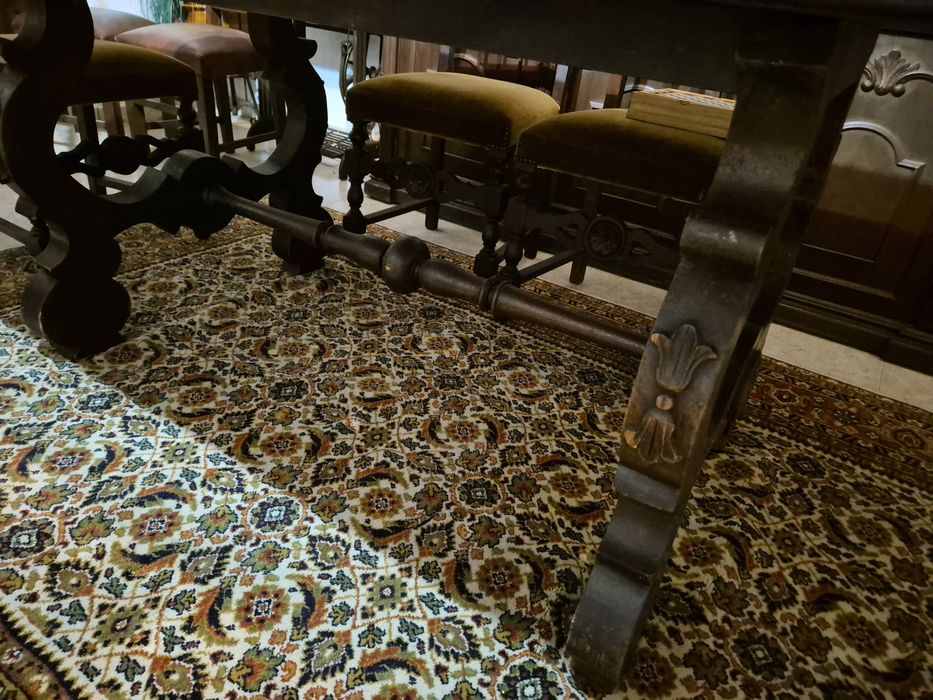 Mesa e 8 cadeiras  de Jantar estilo antigo em madeira maciça