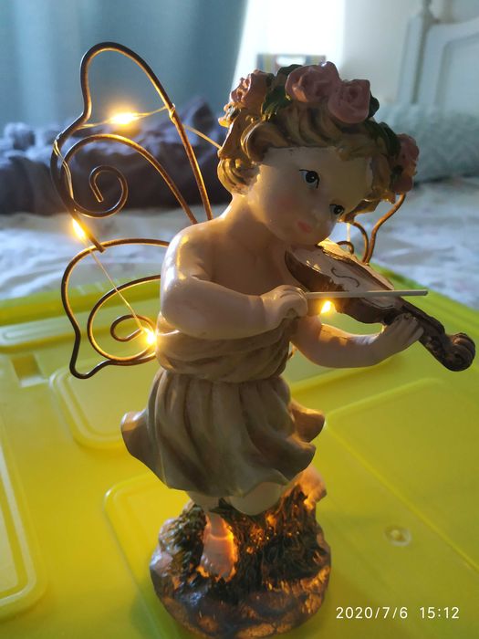 Luz de presença menina violino