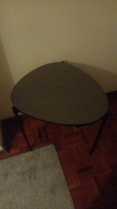 Mesa de apoio cinzenta