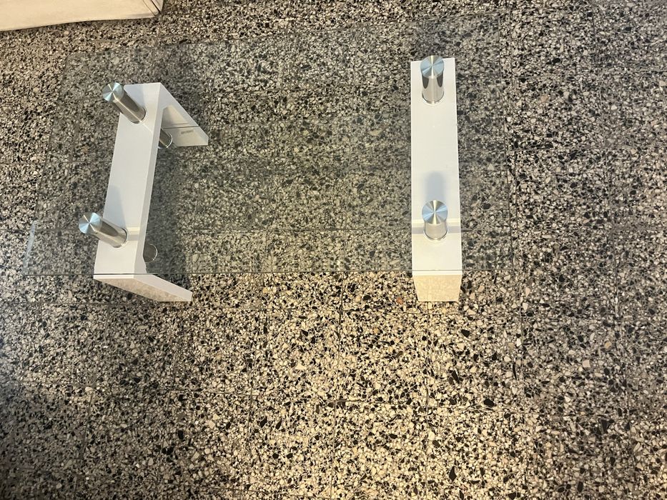 Mesa de branco e vidro