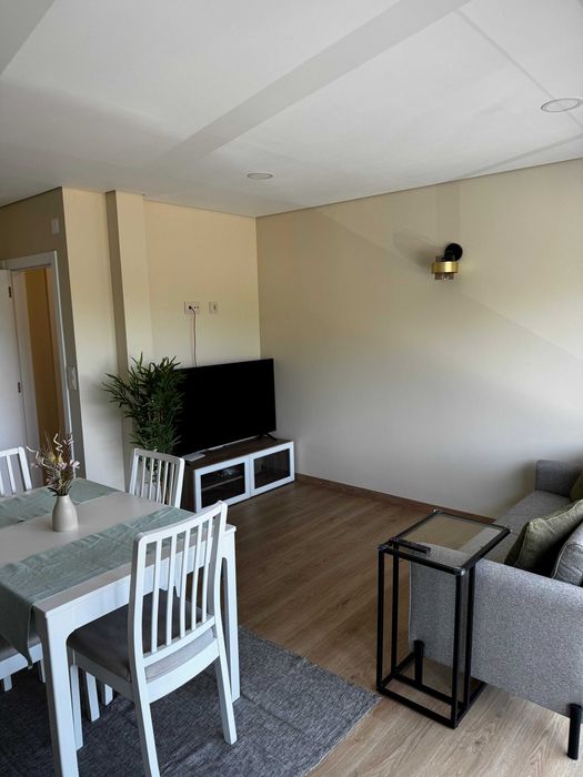 Quarto c/ Cama de Casal e Varanda em T3 a Estrear – Loures (Bairro da Vitória) - Perto Hospital Beatriz Ângelo