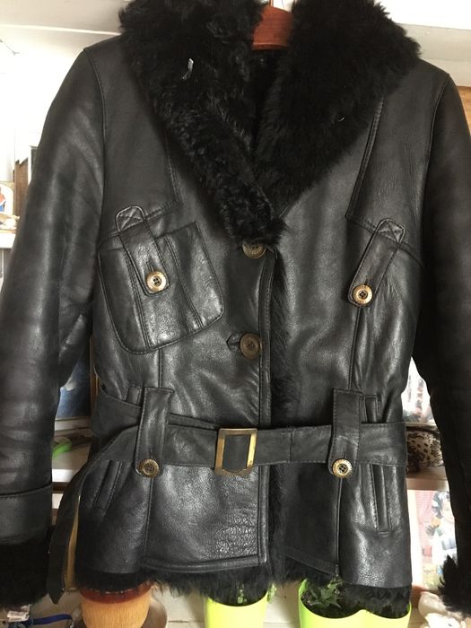 Короткая кожаная куртка на натуральном мезу