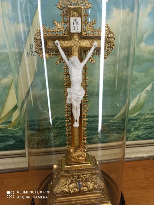 Antyczny krucyfiks z alabastrem w szklanej kopule