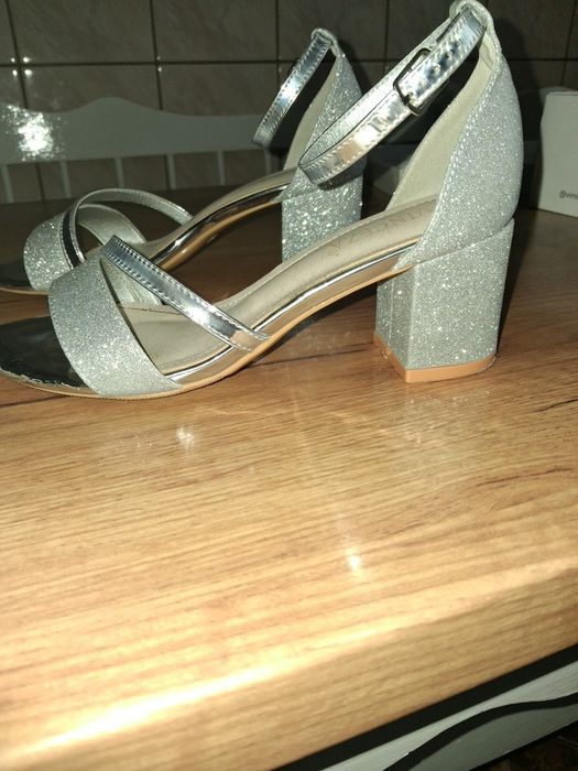 Buty srebrne sandały