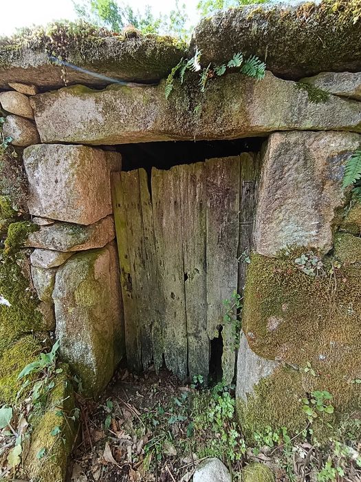 Palheiro em pedra com terreno
