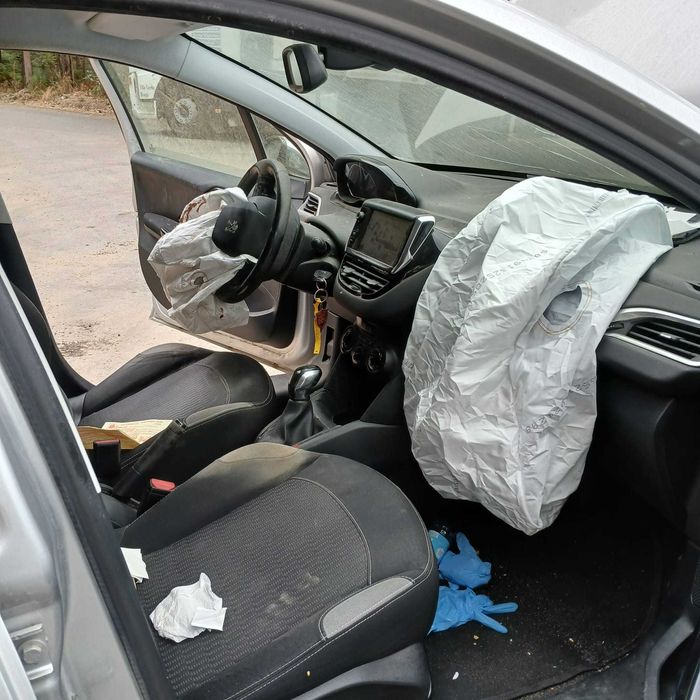 Peugeot 208 1.2 de 2014 - Peças Usadas