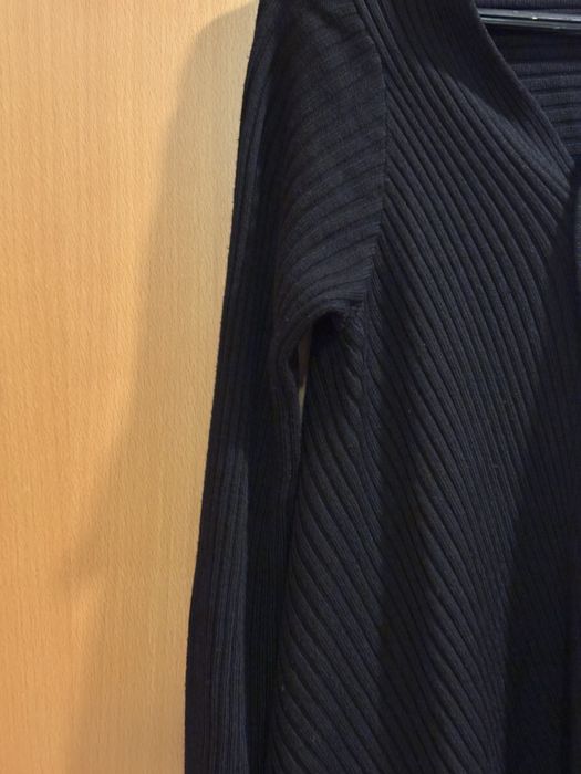 Casaco de malha de linhas modernas.