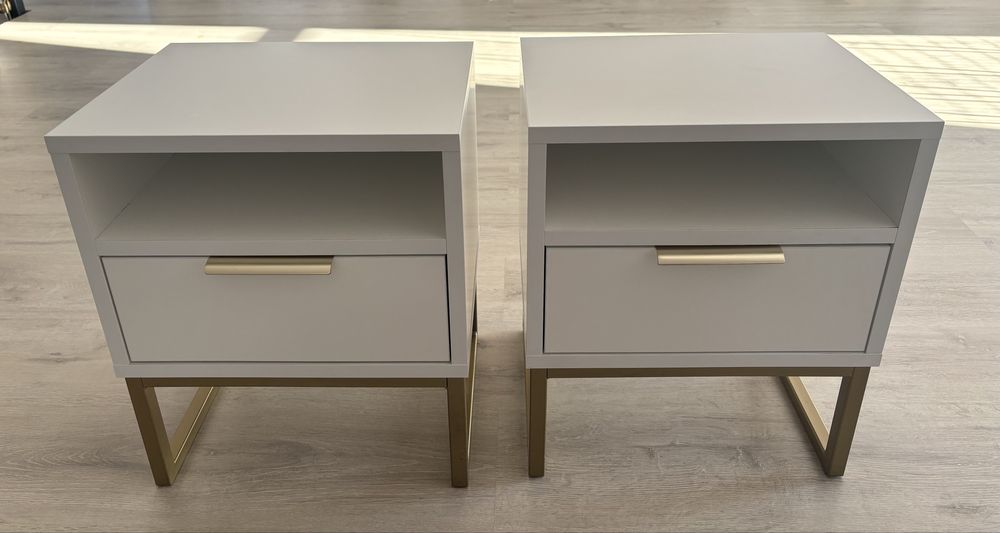 Dwie białe szafki nocne