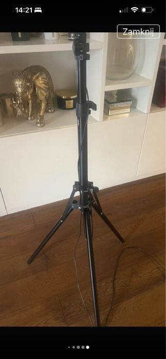 Lampa pierscieniowa z wysokim statywem